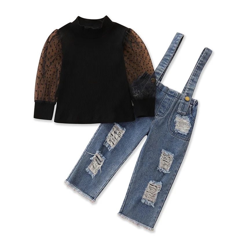 Conjunto infantil feminino, top com mangas de tela e calças jeans com suspensórios, perfeito para um visual moderno e confortável, ideal para meninas. — foto 4