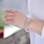 Pulseira de cristal branco natural com laço único, perfeita para um toque de elegância. Ideal para uso diário, um presente charmoso. — foto 6