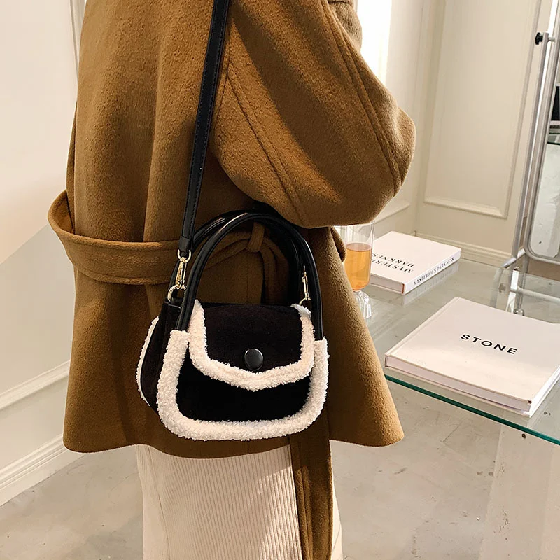 Bolsa pequena redonda de camurça de cordeiro fosca, elegante e prática. Ideal para carregar o essencial com estilo e sofisticação. Perfeita para o dia a dia. — foto 1