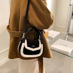 Bolsa pequena redonda de camurça de cordeiro fosca, elegante e prática. Ideal para carregar o essencial com estilo e sofisticação. Perfeita para o dia a dia. — foto 1