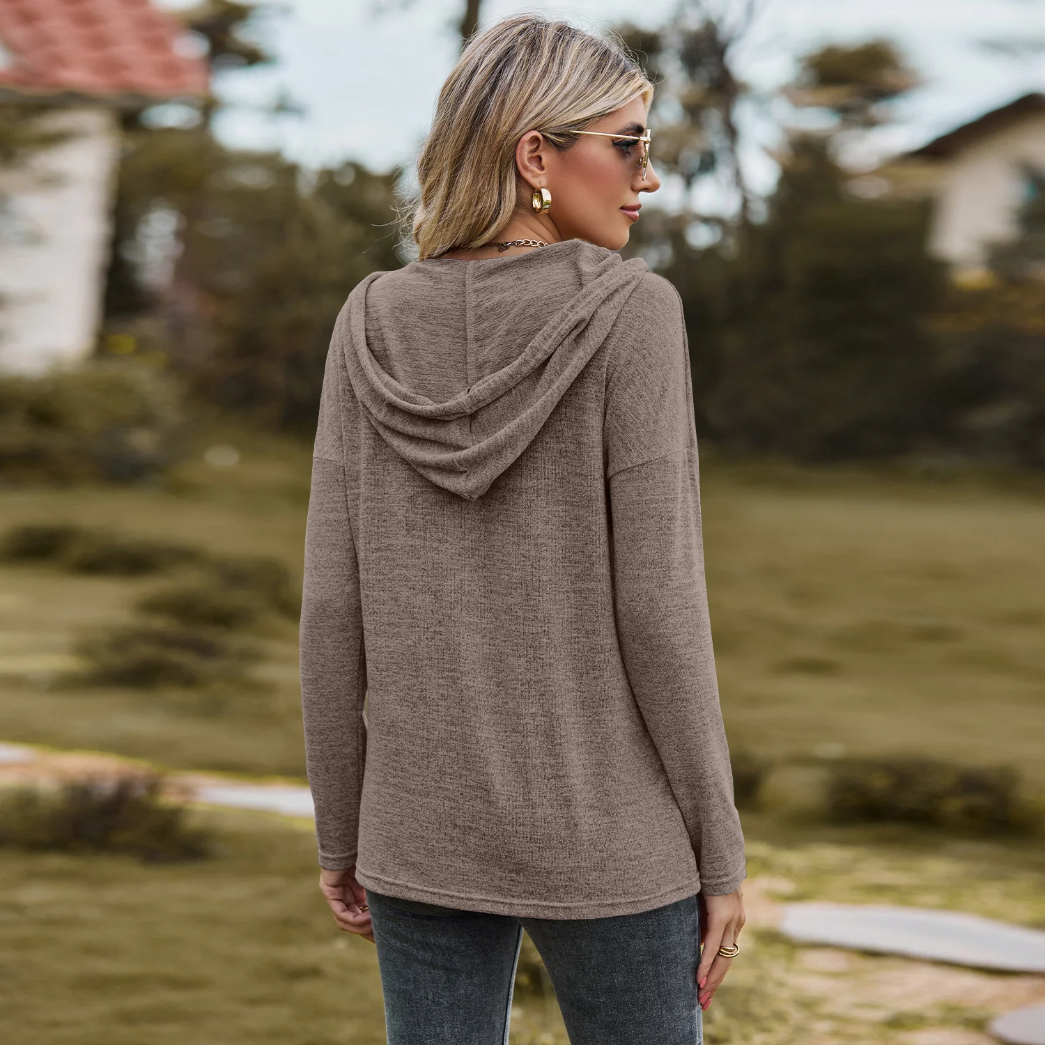 T-shirt basic casual con cappuccio e scollo a V a maniche lunghe, tinta unita, versatile e confortevole, perfetto come sottogiacca per ogni giorno — foto 15