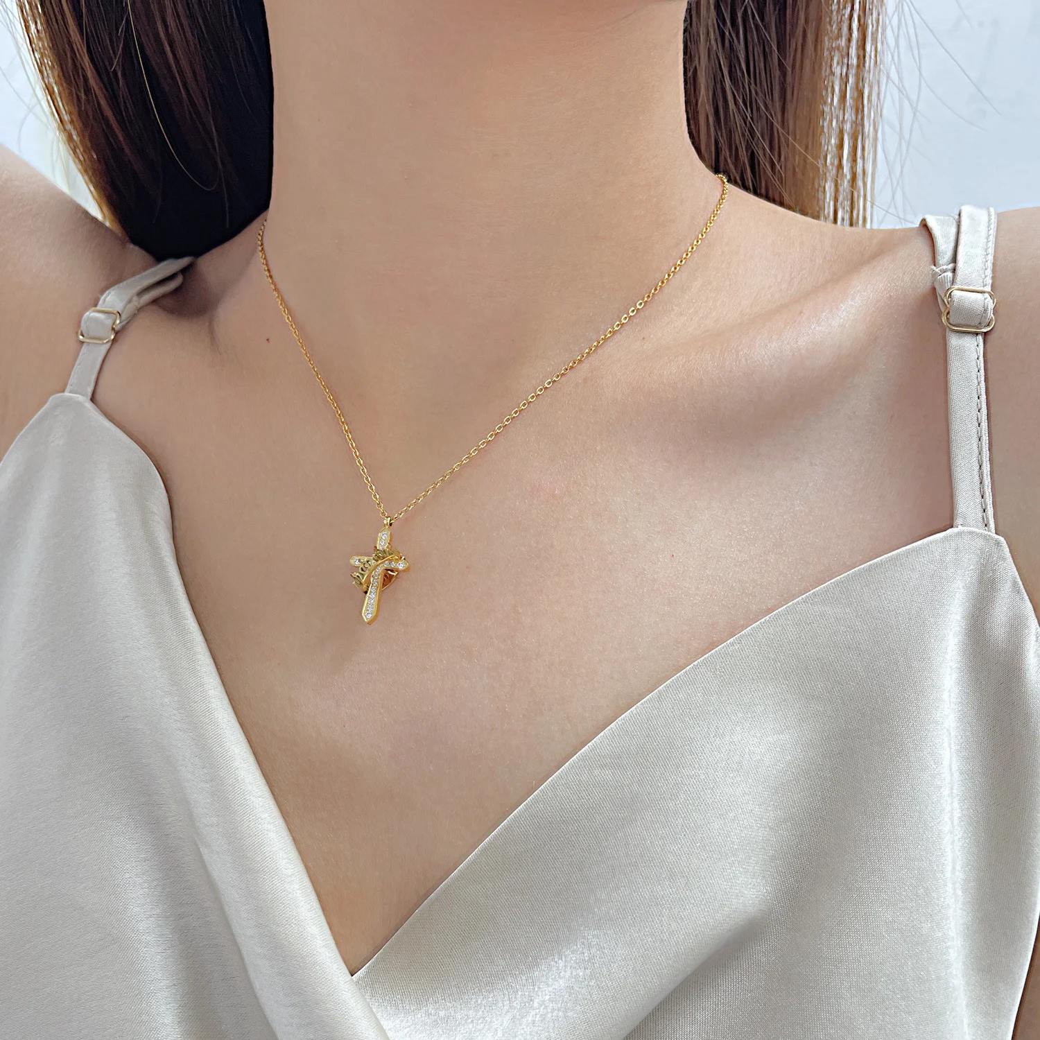Colar de coroa de aço inoxidável com zircônia incrustada feito à mão para mulheres. Adicione brilho e elegância ao seu visual diário. — foto 1
