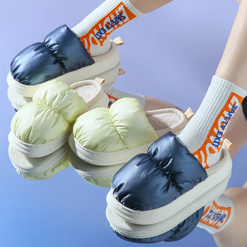 Dames dons pantoffels zacht en warm. Warme winterschoenen voor thuis, voor optimaal comfort en gezellige voeten in de winter. — foto 7