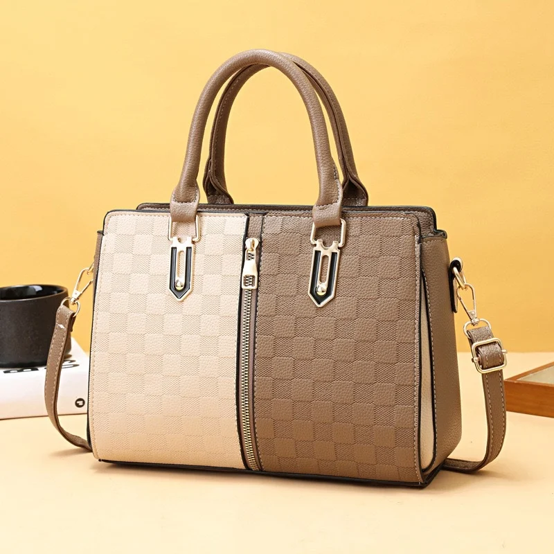 Bolsa Mensageiro Grande Capacidade com Textura em Relevo e Costuras. Leve tudo o que precisa com elegância e organização. Perfeita para o dia a dia. — foto 7