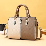 Bolsa Mensageiro Grande Capacidade com Textura em Relevo e Costuras. Leve tudo o que precisa com elegância e organização. Perfeita para o dia a dia. — foto 7