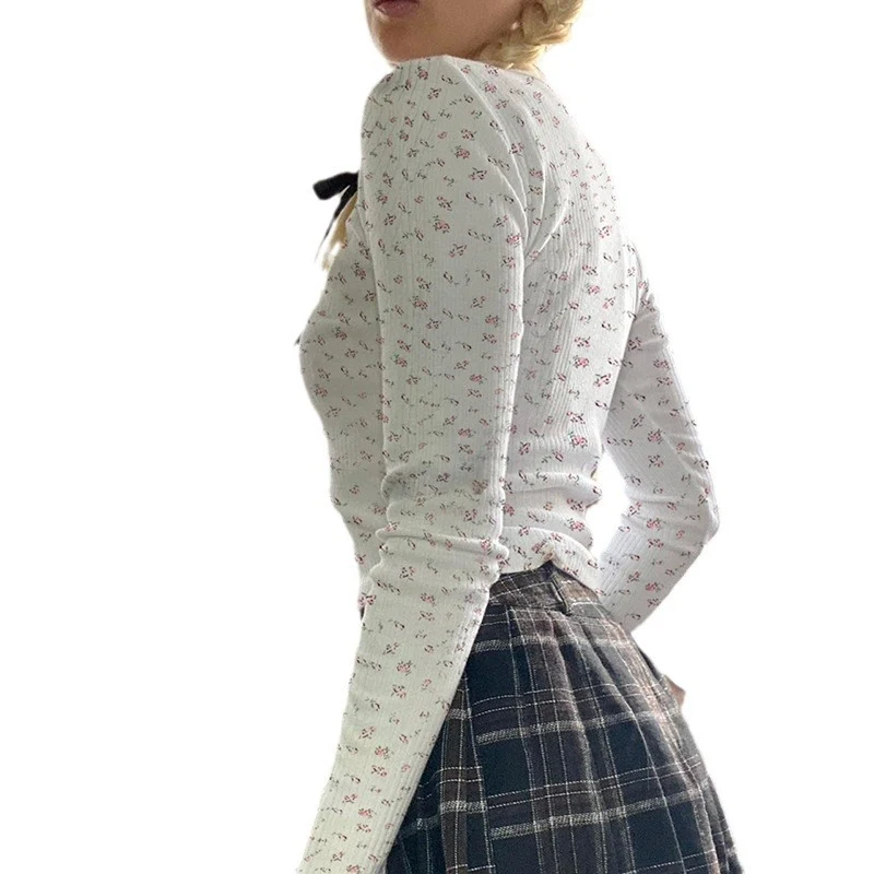 Sweet Girl's slim-fit long sleeve t-shirt with a V-neck and small floral pattern, a fashionable bottoming shirt. — photo 5