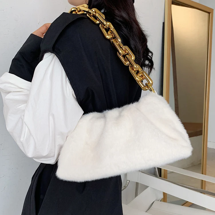 Bolso nube grueso con cadena y pelo, un accesorio moderno y llamativo. Lleva tus esenciales con estilo, perfecto para cualquier ocasión y look. — foto 1
