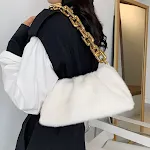 Bolso nube grueso con cadena y pelo, un accesorio moderno y llamativo. Lleva tus esenciales con estilo, perfecto para cualquier ocasión y look. — foto 1