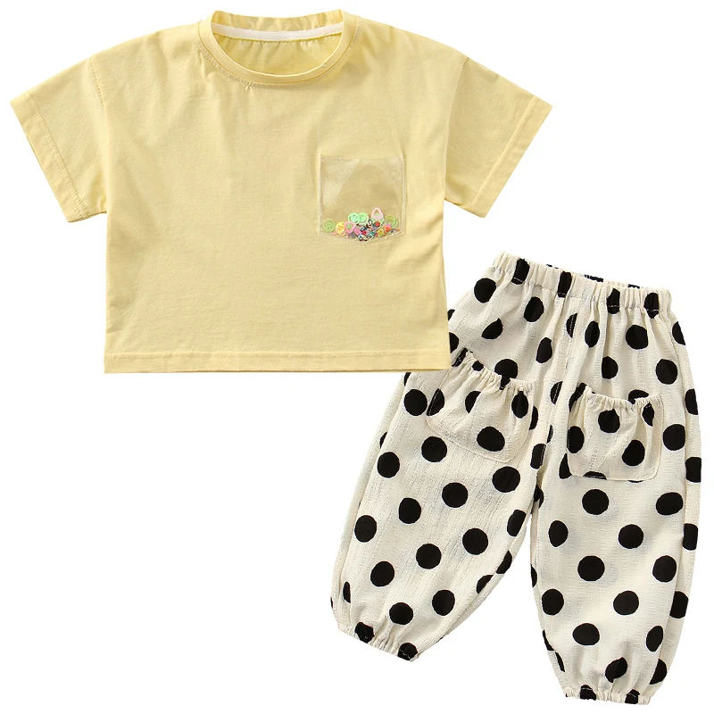 Conjunto de duas peças infantil com estampa de carinha feliz, para meninas. Conforto e diversão garantidos para as pequenas. — foto 4