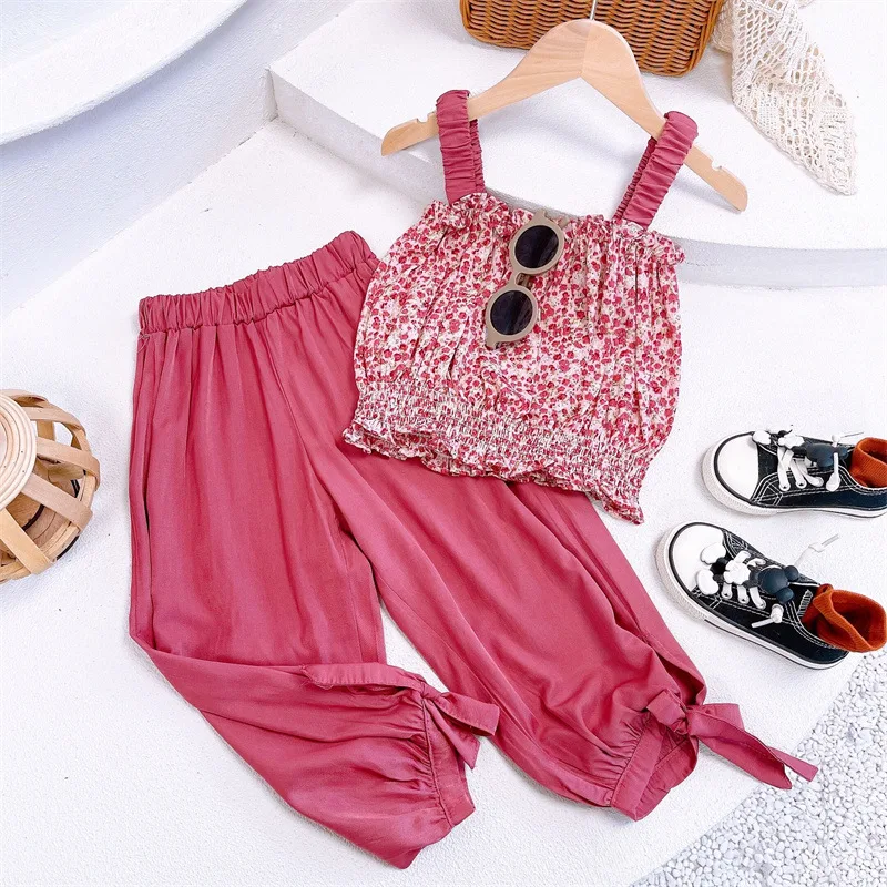 Conjunto floral coreano de verão, novo e estiloso, com top suspenso e calças. Perfeito para um visual moderno e fresco nos dias quentes. — foto 6