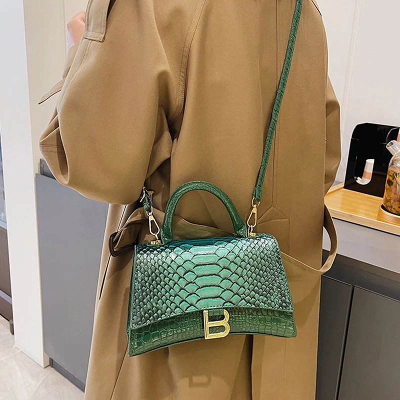 Bolsa de mão feminina B Word com estampa de cobra, elegante e sofisticada. Perfeita para adicionar um toque de glamour ao seu visual. — foto 9