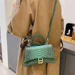 Bolsa de mão feminina B Word com estampa de cobra, elegante e sofisticada. Perfeita para adicionar um toque de glamour ao seu visual. — foto 9