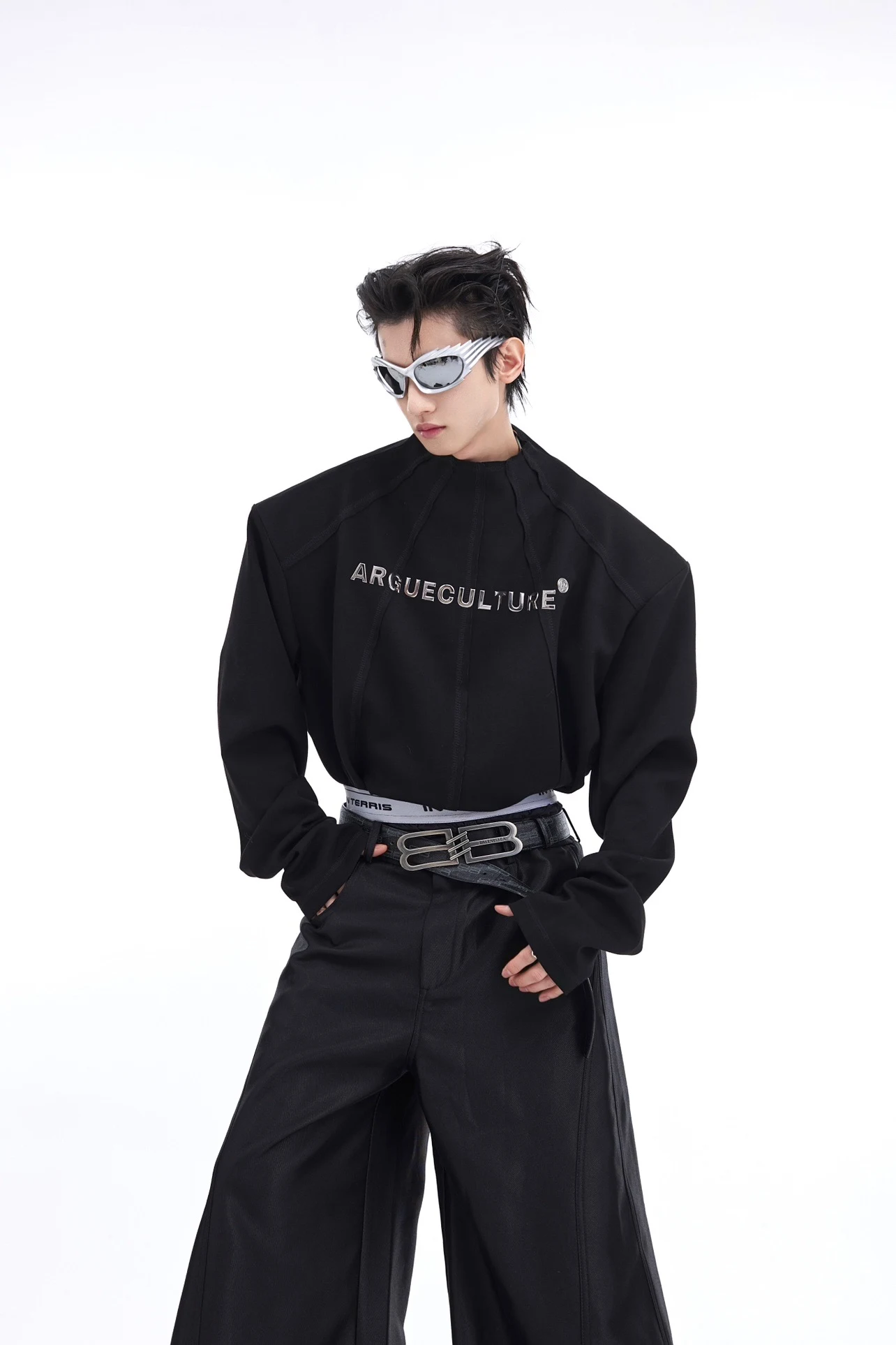 Camiseta de manga comprida com ombros acolchoados e estampa metalizada. Sweater ideal para um visual moderno e elegante. — foto 2