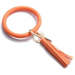 Pulseira com pingente de borla em couro puro, um acessório elegante e versátil que adiciona um toque de charme natural ao seu visual diário. — foto 12