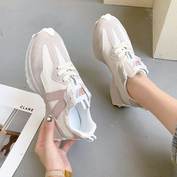 Tênis casuais com cadarço e sola grossa para estudantes. Conforto e estilo no dia a dia, perfeito para a faculdade e atividades casuais. — foto 4