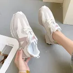 Tênis casuais com cadarço e sola grossa para estudantes. Conforto e estilo no dia a dia, perfeito para a faculdade e atividades casuais. — foto 4
