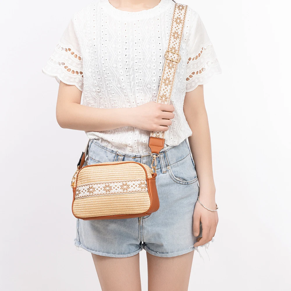 Bolsa de palha tecida, design especial para o trajeto urbano, com uma alça de ombro e alta sensibilidade. Ideal para quem busca estilo e praticidade. — foto 11