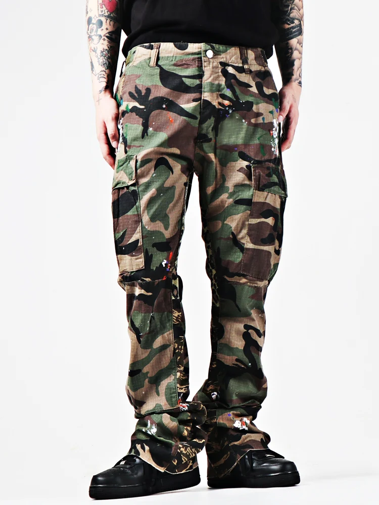 Jeans com estampa de camuflagem tigrada lavada com água e padrão de leopardo. Conforto e estilo para um visual moderno e único. — foto 5