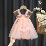 Abito estivo per bambine con ali di farfalla in rete e maniche a sbuffo. Perfetto per giochi e giornate all'insegna del divertimento e della leggerezza — foto 5