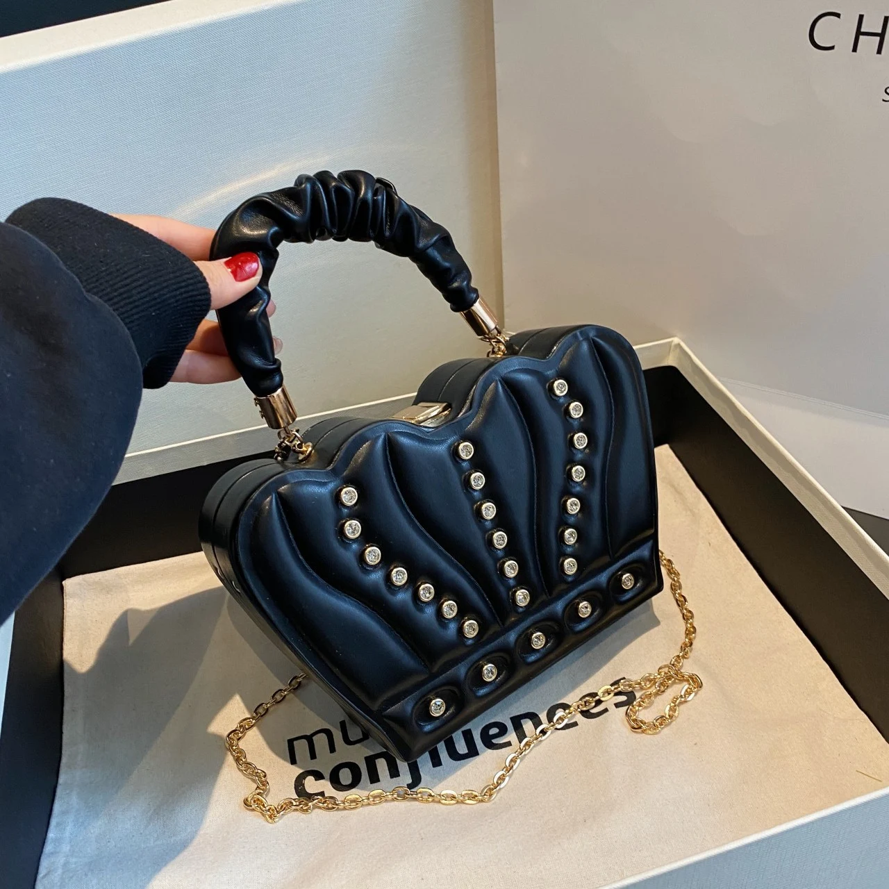 Title 4, Crown Handbags Omuz Çantası, şık ve uygun fiyat...