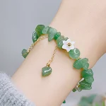 Pulseira de pedra triturada com pérolas e concha, um acessório elegante e charmoso para um visual sofisticado e praiano. — foto 4