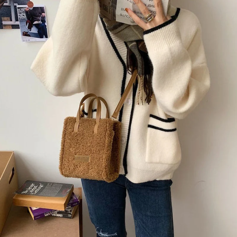 Bolsa crossbody feminina de lã de cordeiro Elegância e praticidade para o seu dia a dia. Leve seus pertences com estilo e conforto. — foto 6