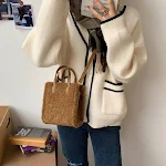 Bolsa crossbody feminina de lã de cordeiro Elegância e praticidade para o seu dia a dia. Leve seus pertences com estilo e conforto. — foto 6