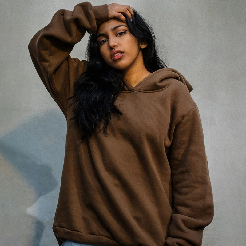 Moletom casual com capuz e estampa de letras nas costas, ideal para um visual descontraído e confortável, perfeito para diversas ocasiões. — foto 13