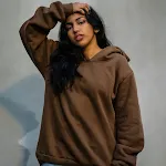 Moletom casual com capuz e estampa de letras nas costas, ideal para um visual descontraído e confortável, perfeito para diversas ocasiões. — foto 13