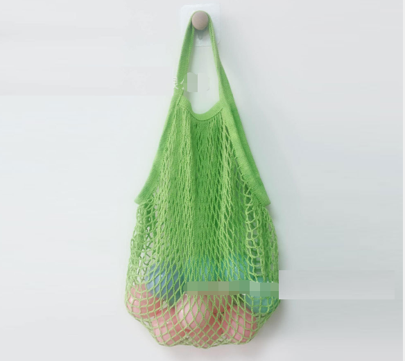 Bolsa de rede de pesca coreana em algodão vazado, portátil e reutilizável. Perfeita para praia e compras, leve e prática, com design moderno e ecologicamente correta. — foto 9