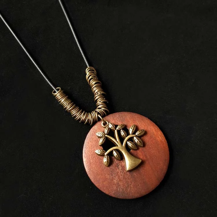 Colar longo feminino vintage de algodão, linho e liga de madeira com folhas, acessório elegante e charmoso para complementar seu visual. — foto 8