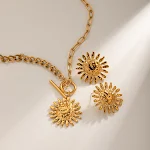 Brincos de girassol martelados em aço inoxidável banhado a ouro 18K. Adicione um toque de sol e sofisticação ao seu visual diário. — foto 7