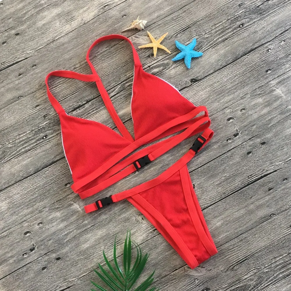 Effen gekleurde split bikini met gesp, perfect om je figuur te laten zien op het strand of in het zwembad. — foto 16