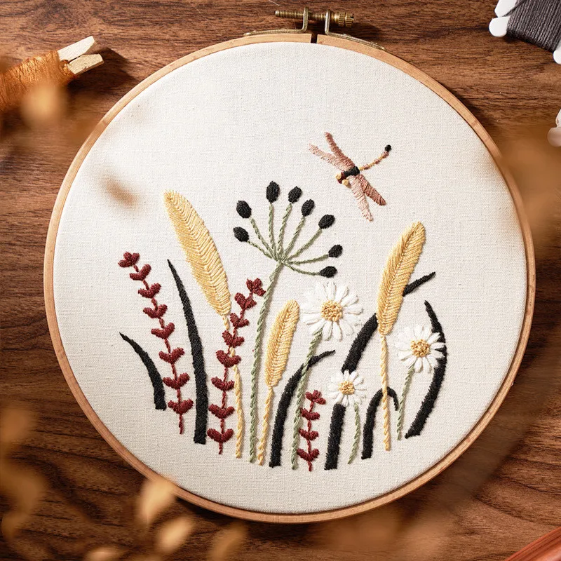 Bordado à mão simples e tridimensional com flores de alce. Aprenda uma técnica cativante para criar peças decorativas únicas e bonitas. — foto 11