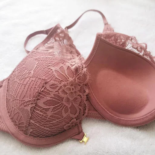 Title 12, Intimo in pizzo con arricciatura e fibbia front...