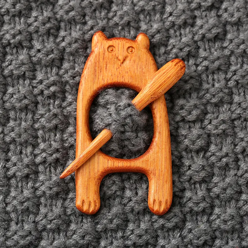 Broche de madeira com entalhe de animal Presente encantador para amantes de animais e artesanato. Um acessório charmoso e com toque rústico. — foto 21