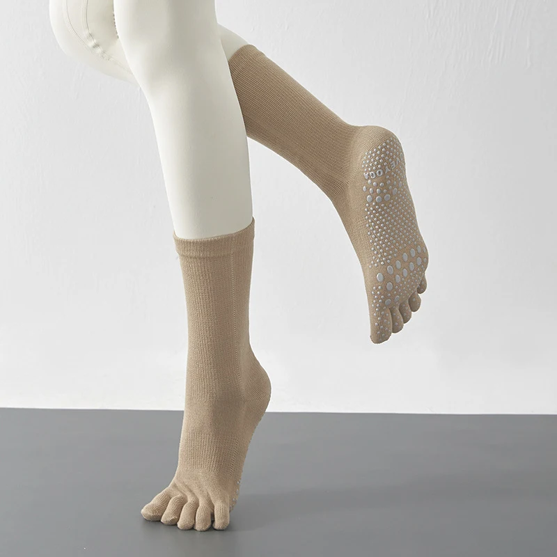 Calzini yoga a cinque dita antiscivolo tinta unita. Perfetti per yoga, pilates e altri sport, offrono maggiore aderenza e stabilità. — foto 3