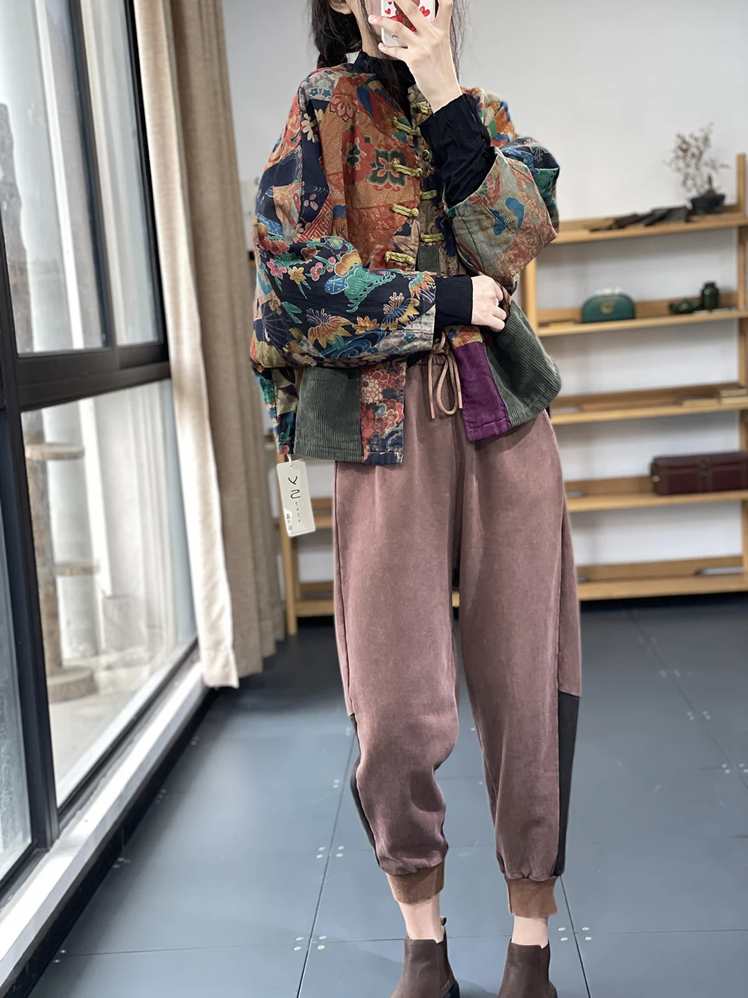 Cappotto retrò cinese con stampa artistica etnica autunnale. Goditi il design unico, l'eleganza e il comfort per un look bohémien in autunno. — foto 7