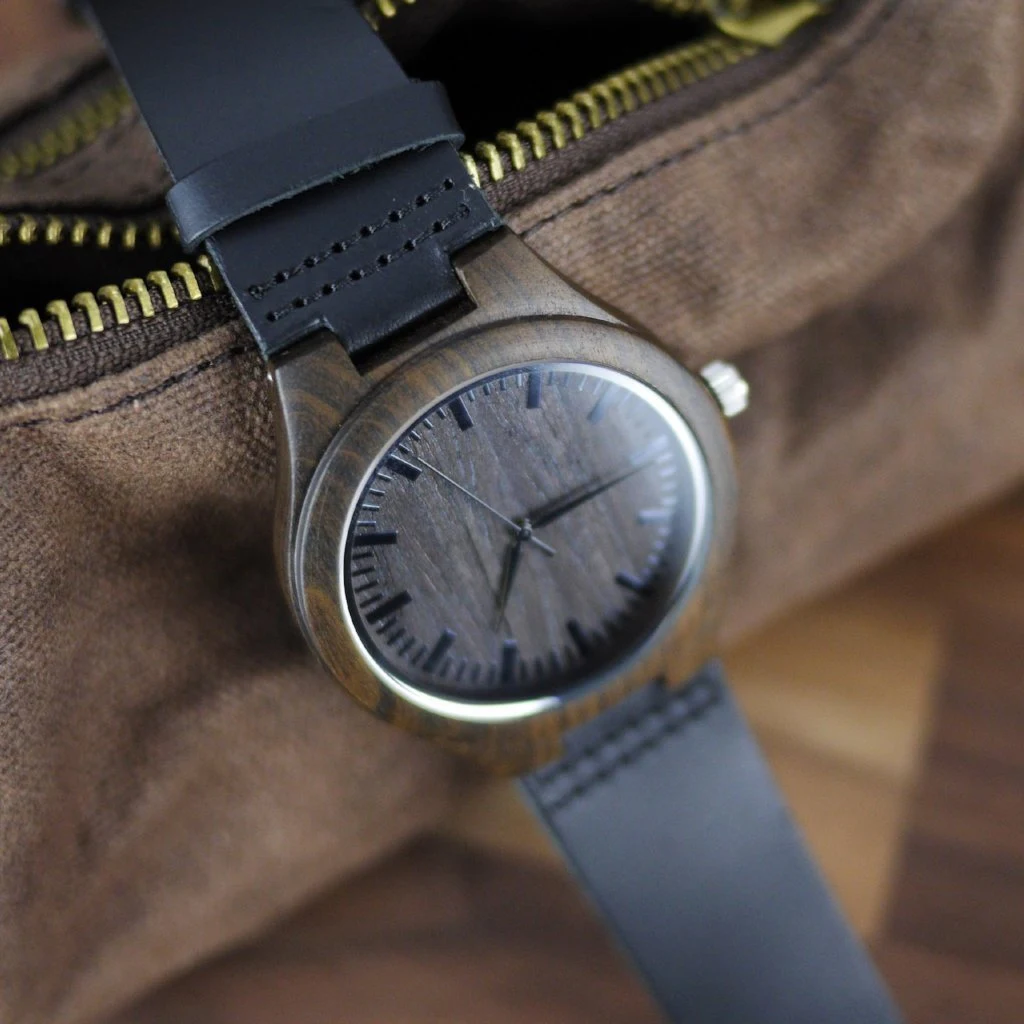 Relógio esculpido sob medida com tampa inferior. Design exclusivo e elegante, personalize seu tempo com estilo e sofisticação. Presente perfeito. — foto 18
