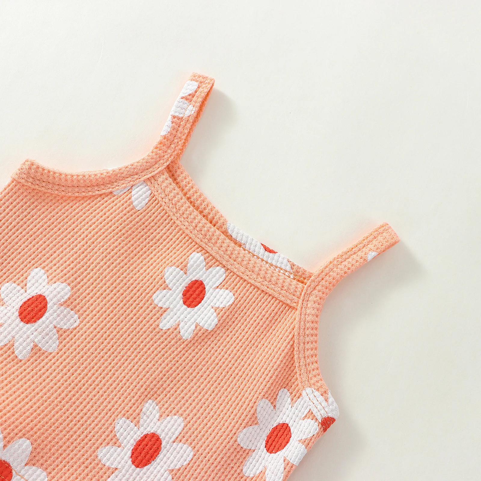Conjunto casual de três peças com suspensório, top floral, shorts e lenço de cabeça, ideal para um visual leve e charmoso. — foto 7