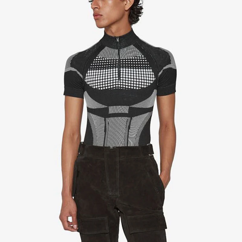 Camiseta masculina solta decote em V manga curta justa com elasticidade. Conforto e flexibilidade para o dia a dia. Ideal para diversas ocasiões. — foto 6