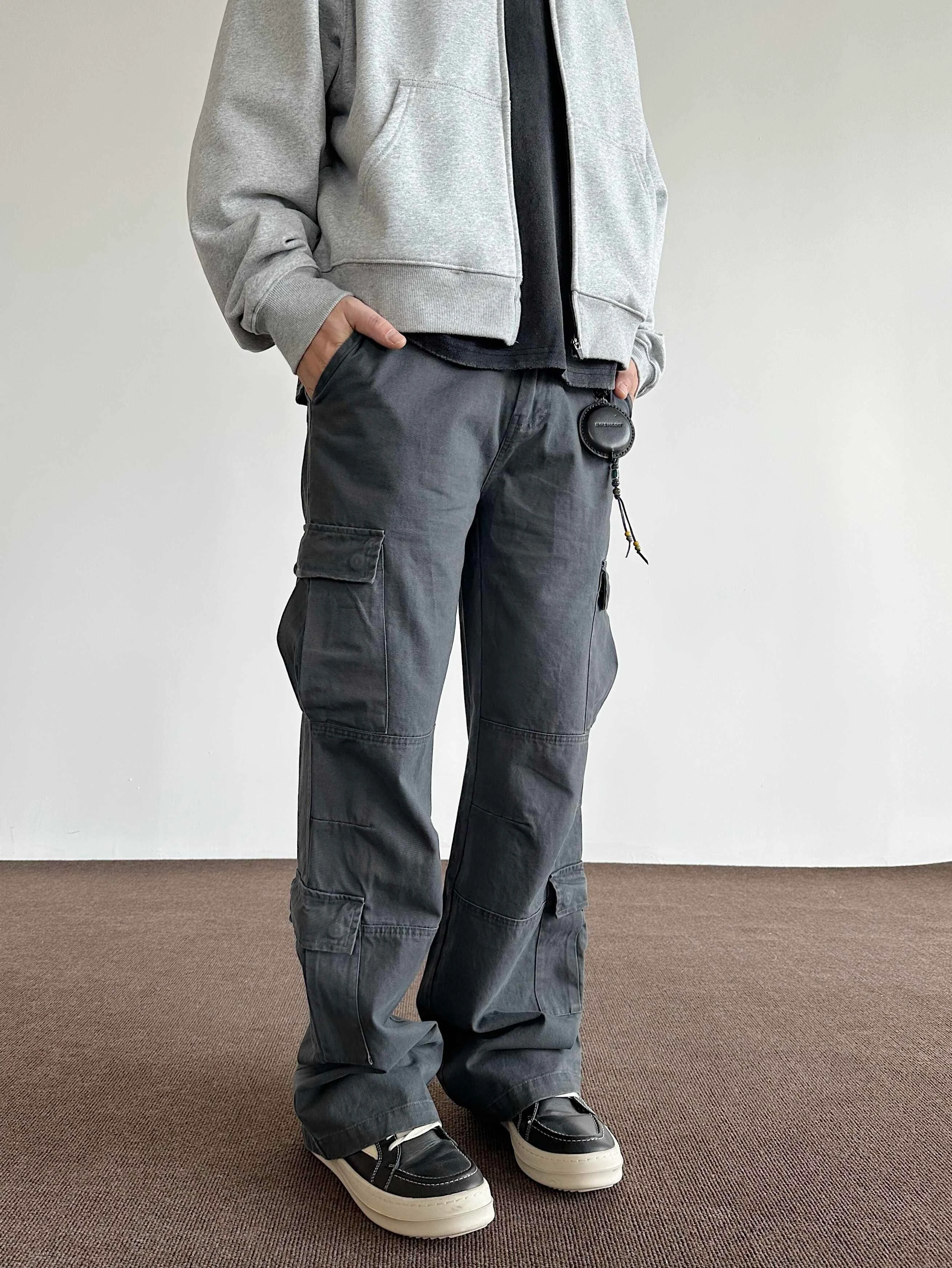 Pantalones cargo holgados y rectos con múltiples bolsillos, estilo retro desgastado y cepillado, para un look casual y funcional — foto 6