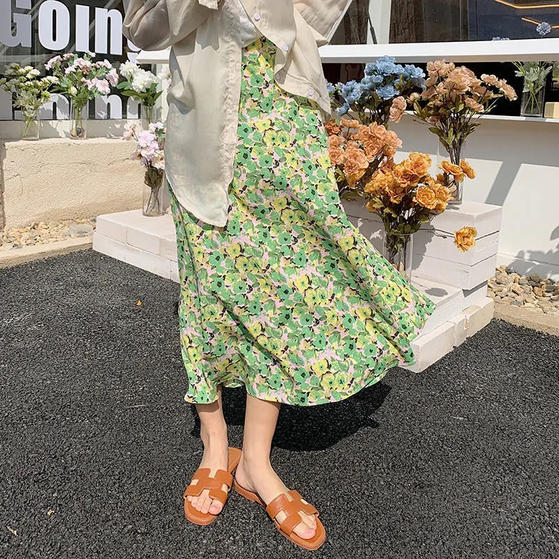 Saia floral feminina de cintura alta e comprimento midi. Ideal para um visual elegante e moderno, perfeita para diversas ocasiões. — foto 4