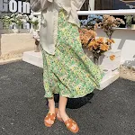 Saia floral feminina de cintura alta e comprimento midi. Ideal para um visual elegante e moderno, perfeita para diversas ocasiões. — foto 4
