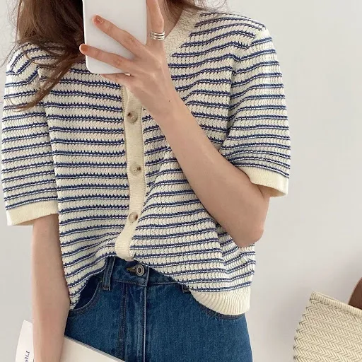 Title 3, T-shirt cardigan lavorata a maglia a righe a ma...
