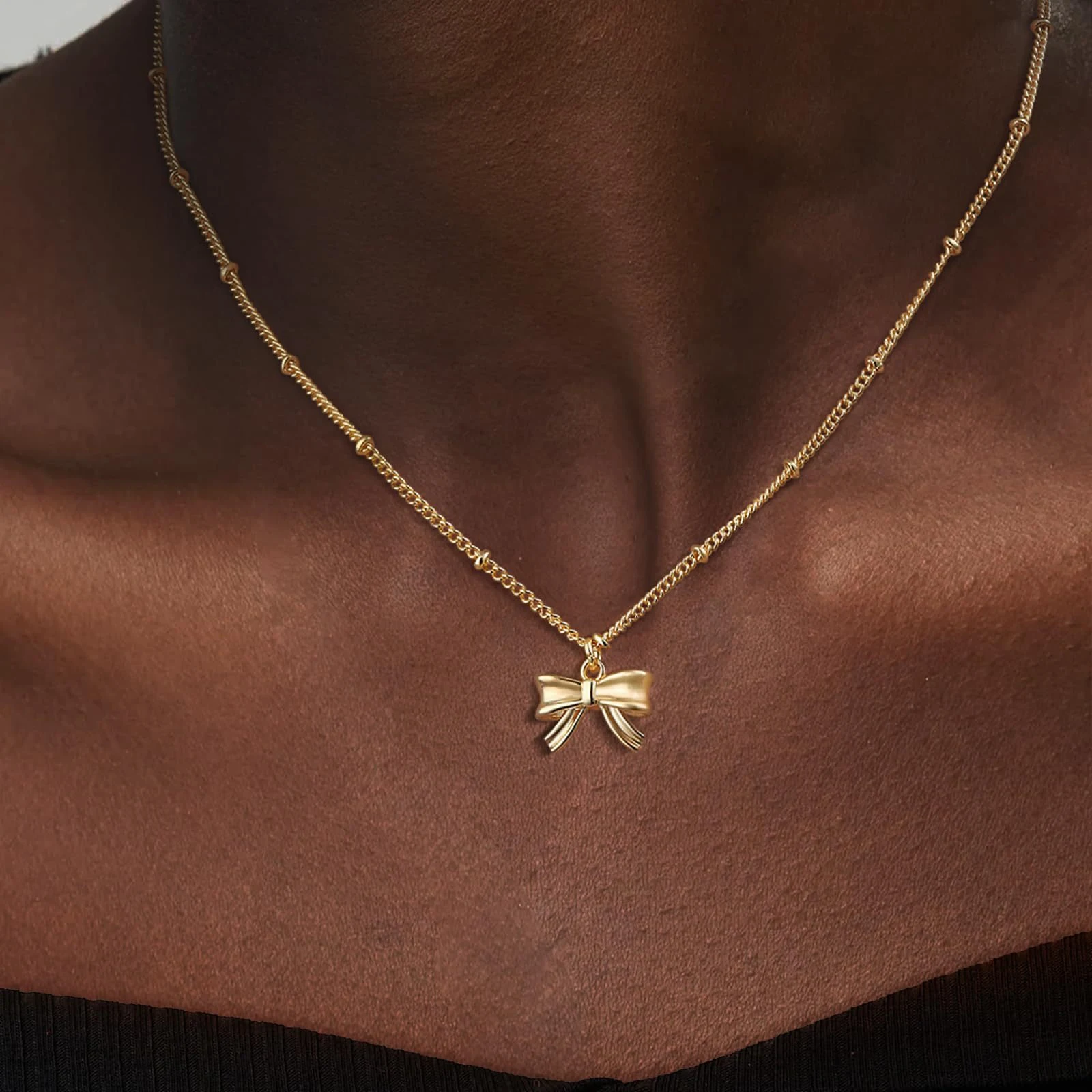 Vrouwelijke strik ketting, gouden sleutelbeen ketting, modieus en veelzijdig, een perfecte mode accessoire dat overal bij past voor de dames. — foto 2