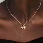 Vrouwelijke strik ketting, gouden sleutelbeen ketting, modieus en veelzijdig, een perfecte mode accessoire dat overal bij past voor de dames. — foto 2