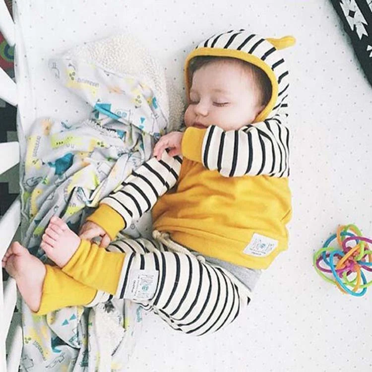 Novo Macacão Amarelo Listrado INS com Capuz para Bebês. Conforto e estilo para seu pequeno, ideal para manter aquecido e charmoso — foto 4