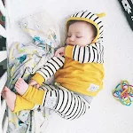 Novo Macacão Amarelo Listrado INS com Capuz para Bebês. Conforto e estilo para seu pequeno, ideal para manter aquecido e charmoso — foto 4