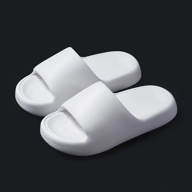 Antislip brood-pantoffels voor binnen en de badkamer. Veilige en comfortabele huisslippers voor dagelijks gebruik. Perfecte pasvorm. — foto 4